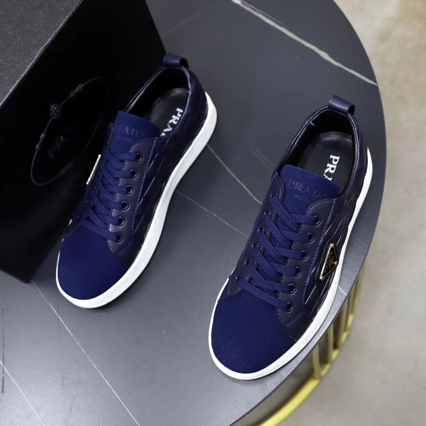 Ex-factory price: 420💰🙅‍♂️🙅‍♂️🙅‍♂️ Brand: PRADA Standard code: 38-44 (45 customized) Grade: Same as the official website Material: Original leather splicing Comfortable and breathable sheepskin lining Original wear-resistant outsole Style category: Men's fashion casual shoes Running sports shoes Distinguished luxury brand elements Top luxury Color: actual picture color